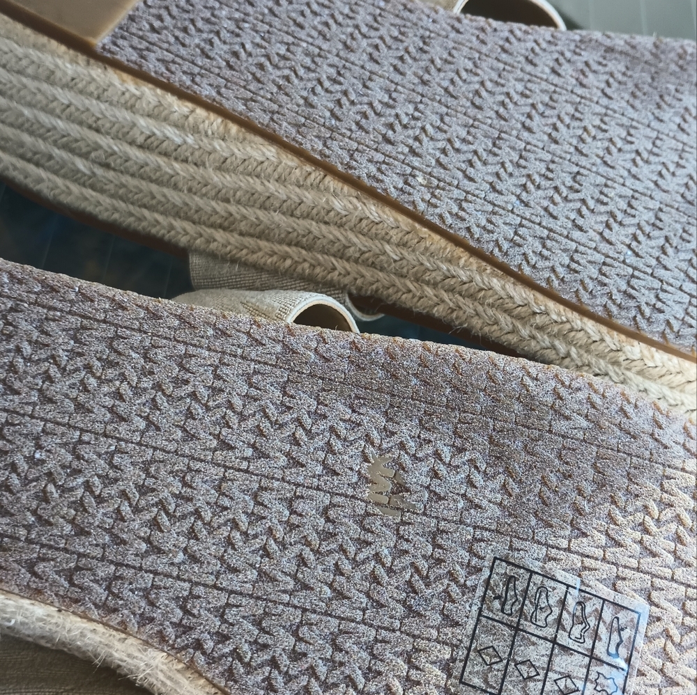 New Adorable Creme Michael Kors Honey Sandals - Picture 5 of 10